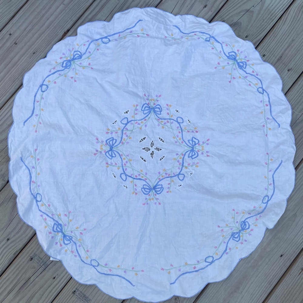 Vintage White Round Cotton Tablecloth Blue Bow Floral Eyelet Scalloped 31 Inch